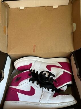 Air Jordan 1 Retro High GG
White/Black SPRT Fuchsia Size 6.5 Y